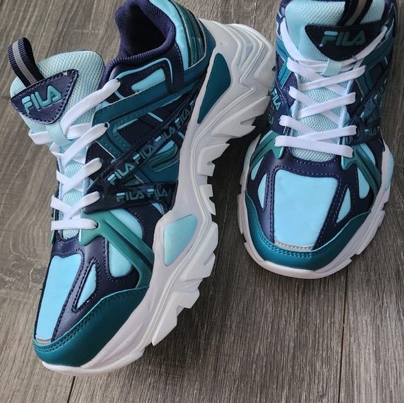 Fila bran new size 8 tennis shoes - Picture 2 of 4